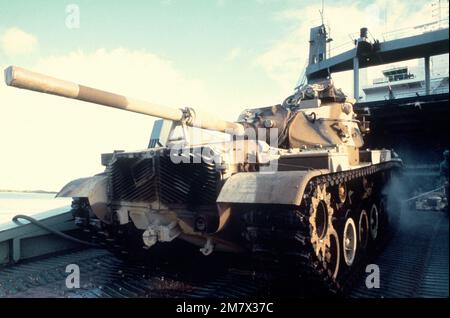 Ein Hauptkampfpanzer der M-60 von der 7. Marine Amphibious Brigade wird vom Transportschiff USNS LYRA abgeladen. Der Tank wird während der Operation Freedom Pennant verwendet. Betreff Betrieb/Serie: FREEDOM PENNANT Base: HMS Sterling Country: Australia (AUS) Stockfoto