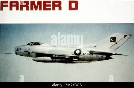 Eine Air-to-Air-Ansicht von links eines sowjetischen MiG-19pm Farmer D-Flugzeugs. Land: Unbekannt Stockfoto