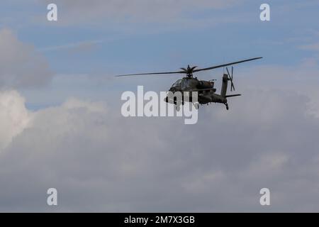 Ein AH-64 Apache Guardian Angriffshubschrauber, der der Task Force Palehorse, dem 7. Geschwader, dem 17. Kavallerie-Regiment, der 1. Luftkavallerie-Brigade zugeteilt wurde, fliegt über einer Feldübung mit polnischen, deutschen und britischen Soldaten als Teil von Defender Europe am Mielno Range, Polen, 14. Mai 2022. Defender Europe 22 ist eine Serie von US-amerikanischen Multinationale Ausbildungsübungen der Armee in Europa und Afrika in Osteuropa. Die Übung zeigt, dass die USA Die Fähigkeit der Armee Europa und Afrika, groß angelegte Bodenkampfoperationen in mehreren Theatern zur Unterstützung der NATO durchzuführen. Stockfoto