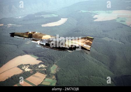 Niedrige Seitenansicht eines F-4G Phantom II Flugzeugs nach rechts. Das Flugzeug, von der 81. Taktischen Kampfstaffel, 52. Taktischen Kampfflug, trägt AGM-45 Pave Shrike Anti-Strahlungsraketen. Basis: Luftwaffenstützpunkt Spangdahlem Bundesstaat Rheinland-Pfalz Land: Deutschland / Deutschland (DEU) Stockfoto