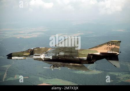 Eine Luft-Luft-Ansicht von links eines F-4G Phantom II Flugzeugs, das sich rechts schräg befindet. Das Flugzeug, von der 81. Taktischen Kampfstaffel, 52. Taktischen Kampfflug, trägt AGM-45-Shrike-Raketen gegen Strahlung. Basis: Luftwaffenstützpunkt Spangdahlem Bundesstaat Rheinland-Pfalz Land: Deutschland / Deutschland (DEU) Stockfoto