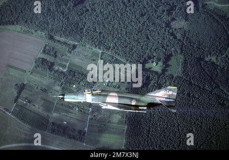 Linke Seitenansicht eines F-4G Phantom II Flugzeugs rechts. Das Flugzeug ist der 81. Taktischen Kampfstaffel, 52. Taktischen Kampfflug zugeordnet. Basis: Luftwaffenstützpunkt Spangdahlem Bundesstaat Rheinland-Pfalz Land: Deutschland / Deutschland (DEU) Stockfoto