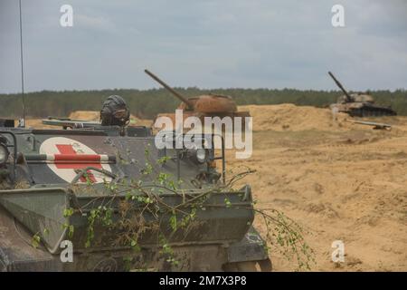 Ein polnischer M113 Panzerwagen kommt im Rahmen einer Feldübung während der Defender Europe am 14. Mai 2022 in Mielno Range, Polen, auf das Schlachtfeld. Defender Europe 22 ist eine Serie von US-amerikanischen Multinationale Ausbildungsübungen der Armee in Europa und Afrika in Osteuropa. Die Übung zeigt, dass die USA Die Fähigkeit der Armee Europa und Afrika, groß angelegte Bodenkampfoperationen in mehreren Theatern zur Unterstützung der NATO durchzuführen. Stockfoto