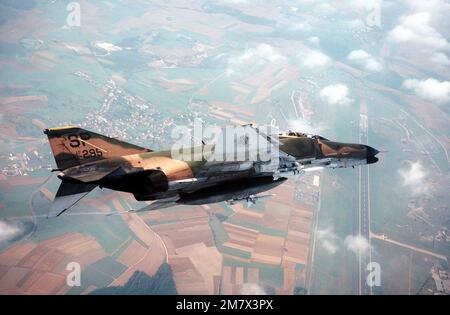 Eine Air-to-Air-Seitenansicht eines F-4G Phantom II Flugzeugs, das sich links befindet. Das Flugzeug, das der 81. Taktischen Kampfstaffel, 52. Taktischen Kampfflug zugeordnet ist, trägt eine AGM-45-Shrike-Strahlungsrakete. Basis: Luftwaffenstützpunkt Spangdahlem Bundesstaat Rheinland-Pfalz Land: Deutschland / Deutschland (DEU) Stockfoto