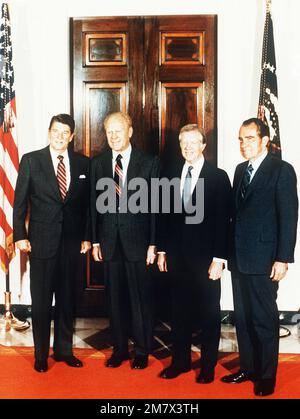 Ein vollständiges Porträt von Präsident Ronald W. Reagan, Left, mit den ehemaligen Präsidenten Gerald R. Ford, James E. Carter und Richard M. Nixon. Land: Vereinigte Staaten von Amerika (USA) Stockfoto