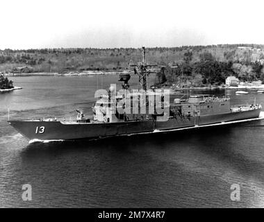 Backbordbogenansicht der in den Hafen eintretenden Guided Missile Freggate USS SAMUEL ELIOT MORISON (FFG-13). Land: Unbekannt Stockfoto