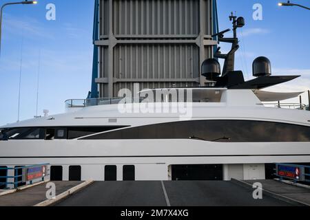 Simpson Bay, St. Marten - Januar 2023: Superyachten schleichen durch die schmale Brücke an der Simpson Bay Stockfoto