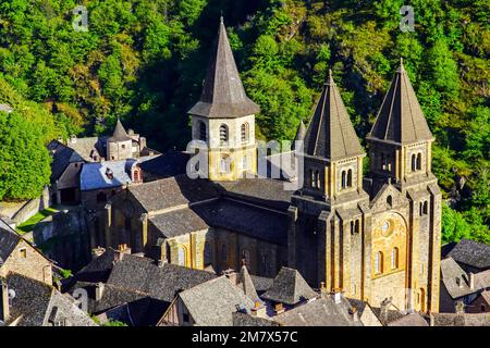 Erhöhte Aussicht auf das Dorf Conques und die Abteikirche Sainte-Foy, das Juwel romanischer Architektur, Occitanie, Frankreich. Stockfoto