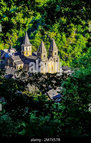 Erhöhte Aussicht auf das Dorf Conques und die Abteikirche Sainte-Foy, das Juwel romanischer Architektur, Occitanie, Frankreich. Stockfoto