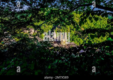 Erhöhte Aussicht auf das Dorf Conques und die Abteikirche Sainte-Foy, das Juwel romanischer Architektur, Occitanie, Frankreich. Stockfoto