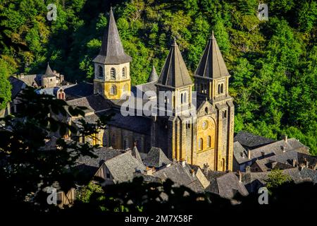 Erhöhte Aussicht auf das Dorf Conques und die Abteikirche Sainte-Foy, das Juwel romanischer Architektur, Occitanie, Frankreich. Stockfoto