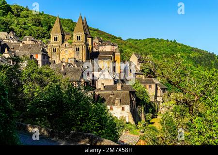 Schönen Hügel Aussicht auf mittelalterdorf von Conques, Frankreich. Stockfoto