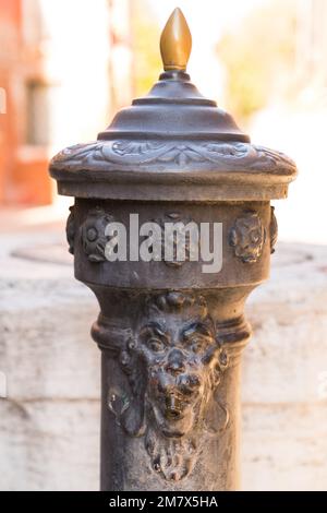 Nahaufnahme eines alten Trinkwasserbrunnens in Venedig, Italien Stockfoto