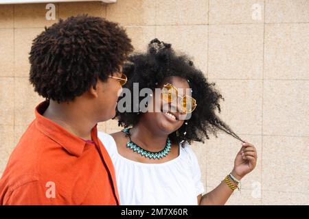 Fröhliches Schwarzes Paar, Das Sich Auf Der Straße Umarmt Stockfoto