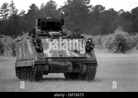 Rechte Vorderansicht einer per Röhre abgefeuerten, optisch verfolgten, drahtgeführten Panzerabwehrwaffe, die auf einem gepanzerten M-113-Fahrzeug montiert ist, das sich in Position bewegt, um sich gegen einen Angriff des „Feindes“ zu verteidigen. Das ABSCHLEPPFAHRZEUG wird während der jährlichen Schulung für Kompanie C der 1. Mrd., 108. Rüstung, 48. BDE der Georgia Army National Guard eingesetzt. Basis: Fort Stewart Bundesstaat: Georgia (GA) Land: Vereinigte Staaten von Amerika (USA) Stockfoto