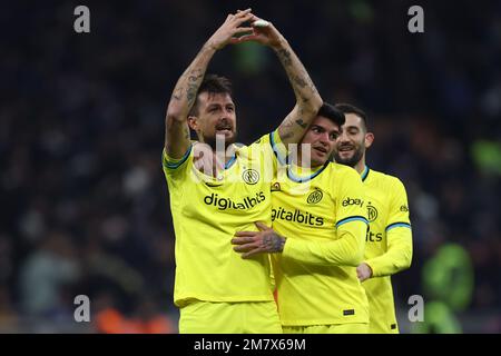 Francesco Acerbi vom FC Internazionale feiert das zweite Tor seiner Mannschaft während des Spiels Coppa Italia vor dem FC Internazionale und Parma Calcio im Stadio Giuseppe Meazza am 10. Januar 2023 in Mailand, Italien . Stockfoto