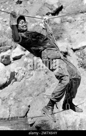 Ein Blick auf Lance Corporal Valdez vom 1. Bataillon, 9. Marines, während er eine zweiseilige Brücke benutzt, um einen tiefen Canyon zu überqueren, während sein Bataillon in der Bergkriegsführung trainiert. Basis: Bridgeport Bundesstaat: Kalifornien (CA) Land: Vereinigte Staaten von Amerika (USA) Stockfoto