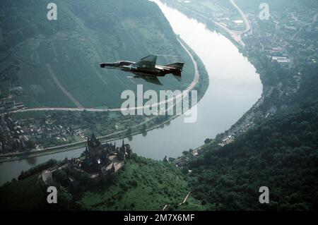 Eine Air-to-Air-Ansicht von links eines F-4G Phantom II Wild Weasel-Flugzeugs aus dem taktischen Kampfgeschwader 81. Das Flugzeug ist mit einer Shrike AGM-45A-Luft-Oberfläche-Rakete bewaffnet. Basis: Luftwaffenstützpunkt Spangdahlem Bundesstaat Rheinland-Pfalz Land: Deutschland / Deutschland (DEU) Stockfoto