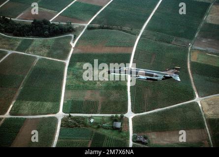 Eine Air-to-Air-Ansicht von links eines F-4G Phantom II Wild Weasel-Flugzeugs aus dem taktischen Kampfgeschwader 81. Basis: Luftwaffenstützpunkt Spangdahlem Bundesstaat Rheinland-Pfalz Land: Deutschland / Deutschland (DEU) Stockfoto