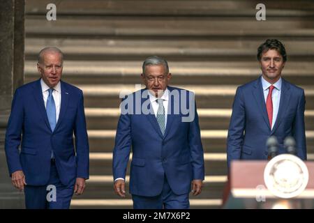 Mexiko-Stadt, Mexiko. 10. Januar 2023. USA Präsident Joe Biden (L), mexikanischer Präsident Andres Manuel Lopez Obrador (C) und kanadischer Premierminister Justin Trudeau nehmen am 10. Januar 2023 am Ende des Gipfeltreffens der nordamerikanischen Staats- und Regierungschefs in Mexiko-Stadt, Mexiko, Teil. Es ist an der Zeit, den "hegemonischen Interventionismus" aufzugeben und sich für eine stärkere Zusammenarbeit zu entscheiden, sagte Lopez Obrador am Dienstag am Ende des Gipfels der nordamerikanischen Staats- und Regierungschefs.MIT "mexikanischen Präsidenten drängt auf dem nordamerikanischen Gipfel auf die Aufgabe des hegemonischen Interventionismus" zu GEHEN. Credit: Francisco Canedo/Xinhua/Alamy Live News Stockfoto