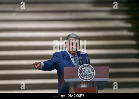 Mexiko-Stadt, Mexiko. 10. Januar 2023. Der mexikanische Präsident Andres Manuel Lopez Obrador spricht am 10. Januar 2023 auf einer Pressekonferenz am Ende des Gipfels der nordamerikanischen Staats- und Regierungschefs in Mexiko-Stadt. Es ist an der Zeit, den "hegemonischen Interventionismus" aufzugeben und sich für eine stärkere Zusammenarbeit zu entscheiden, sagte Lopez Obrador am Dienstag am Ende des Gipfels der nordamerikanischen Staats- und Regierungschefs.MIT "mexikanischen Präsidenten drängt auf dem nordamerikanischen Gipfel auf die Aufgabe des hegemonischen Interventionismus" zu GEHEN. Credit: Francisco Canedo/Xinhua/Alamy Live News Stockfoto