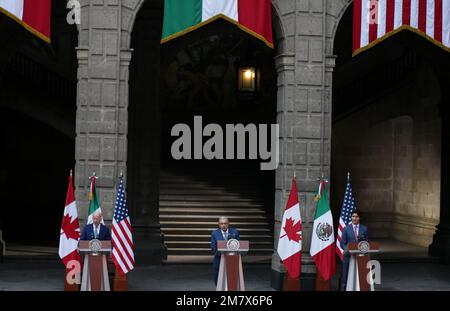 Mexiko-Stadt, Mexiko. 10. Januar 2023. USA Präsident Joe Biden (L), mexikanischer Präsident Andres Manuel Lopez Obrador (C) und kanadischer Premierminister Justin Trudeau nehmen am 10. Januar 2023 am Ende des Gipfeltreffens der nordamerikanischen Staats- und Regierungschefs in Mexiko-Stadt, Mexiko, Teil. Es ist an der Zeit, den "hegemonischen Interventionismus" aufzugeben und sich für eine stärkere Zusammenarbeit zu entscheiden, sagte Lopez Obrador am Dienstag am Ende des Gipfels der nordamerikanischen Staats- und Regierungschefs.MIT "mexikanischen Präsidenten drängt auf dem nordamerikanischen Gipfel auf die Aufgabe des hegemonischen Interventionismus" zu GEHEN. Credit: Francisco Canedo/Xinhua/Alamy Live News Stockfoto