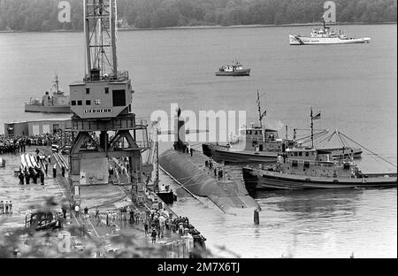 Ein Hafenviertel-Blick auf das nuklearbetriebene strategische Raketen-U-Boot USS OHIO (SSBN-726), während die großen Hafenschlepper MANHATTAN (YTB-779) und OTTUMWA (YTB-761) beim Andocken am Delta Pier helfen. Der Küstenwachenfräser YOCONA (WMEC-168) mit mittlerer Lebensdauer befindet sich im Hintergrund. Basis: Hood Canal State: Washington (WA) Land: Vereinigte Staaten von Amerika (USA) Stockfoto