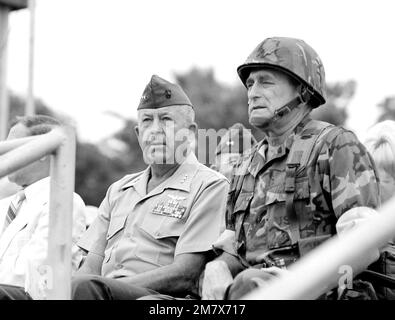 Vor seiner Zeremonie zum Kommandowechsel sitzt MGEN James L. Day, Right, bei LGEN John K. Davis, dem kommandierenden General der Marine Force Pacific. Als kommandierender General wurde Day von MGEN Ernest C. Cheatham vom Kommando der 1. Division der Marine der Flotte entbunden. Basis: Marine Corps Basislager Pendleton Bundesstaat: Kalifornien (CA) Land: Vereinigte Staaten von Amerika (USA) Stockfoto