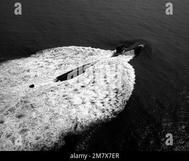 Steuerbord-Viertelansicht des nuklearbetriebenen Angriffs-U-Boots USS HOUSTON (SSN-713). Land: Atlantik (AOC) Stockfoto