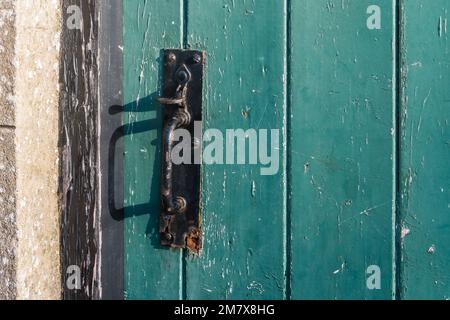 Ein traditioneller Daumenverschluss aus Metall an einer Werkstatttür einer Schuppenscheune, County Down, Nordirland, Großbritannien, Großbritannien Stockfoto