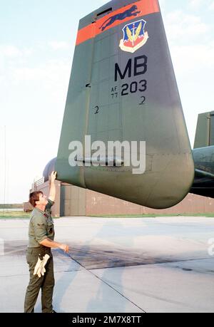 Ein Blick auf den Heck eines A-10 Thunderbolt II-Flugzeugs, während ein Bodenpersonal während Reforger-Crested Cap I Wartungsarbeiten nach dem Flug durchführt Betreff Betrieb/Serie: REFORGERCRESTED CAP I Basis: Leck Luftwaffenstützpunkt Land: Deutschland / Deutschland (DEU) Stockfoto