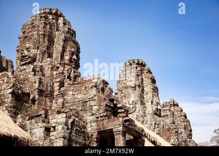 Bayon-Tempel. Steingesichter bauen Stockfoto