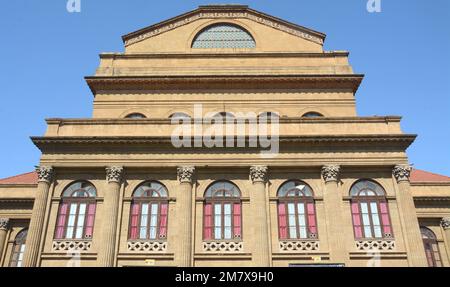 Das Teatro Massimo Vittorio Emanuele, besser bekannt als Teatro Massimo, in Palermo ist das größte Opernhaus in Italien und eines der größten Stockfoto