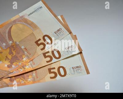 Drei 50-Euro-Scheine vor weißem Hintergrund Stockfoto