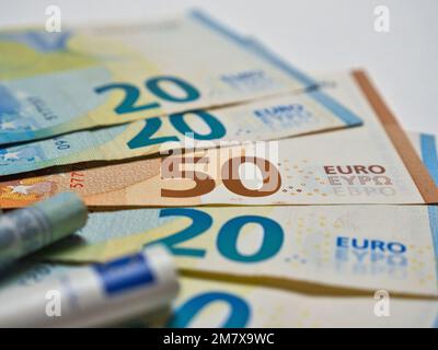 Eine Reihe von Euro-Banknoten mit Schwerpunkt auf den 50 Euro Stockfoto