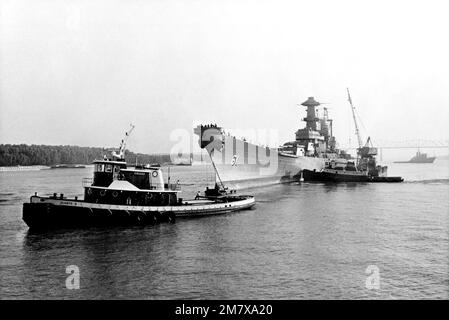 Schlepper schleppen das Schlachtschiff USS IOWA (BB 61) zur Modernisierung und Reaktivierung nach Avondale Shipyards Inc. Basis: New Orleans Bundesstaat: Louisiana (LA) Land: Vereinigte Staaten von Amerika (USA) Stockfoto