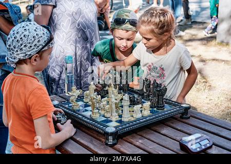 Jekaterinburg, Russland - 28. August 2022: Kinder spielen Schach mit Figuren aus dem Harry-Potter-Film. Kleines Mädchen macht Schach Mo Stockfoto