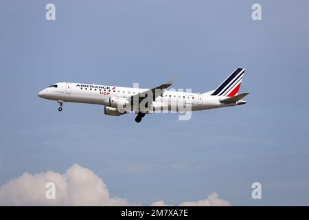 Flugzeuge bei Landung/Start Stockfoto