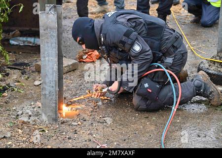 Garzweiler, Deutschland. 11. Januar 2023. Die Polizei hat heute mit der Räumung der Stadt Luetzerath begonnen. Die Stadt Luetzerath an der Westseite des Garzweiler-Braunkohlebergwerks wird im Januar 2023 ausgegraben, Luetzerath am 11. Januar 2023. Kredit: dpa/Alamy Live News Stockfoto