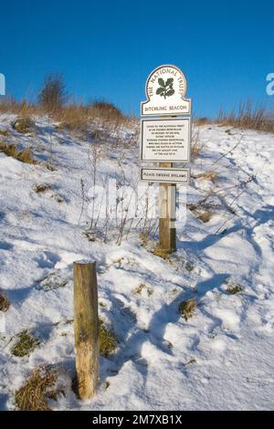 National Trust-Zeichen am ditchling Beacon im Winterschnee in den südlichen Tiefen Stockfoto