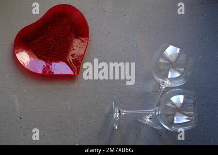 Ein Teller in Form eines Herzens mit Gläsern gefüllt mit Erdbeeren Stockfoto