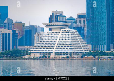 Sheraton Grand Doha Resort vom Ufer Corniche Stockfoto