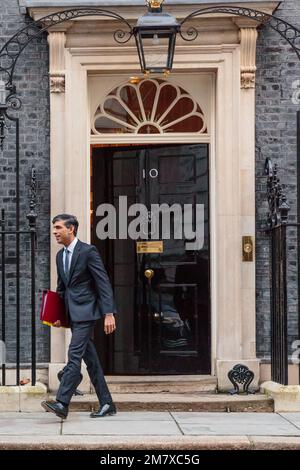 Downing Street, London, Großbritannien. 11. Januar 2023 Der britische Premierminister, Rishi Sunak, fährt von der Downing Street Nr. 10 ab, um an einer Sitzung mit Fragen des Premierministers (PMQ) im Unterhaus teilzunehmen. Foto: Amanda Rose/Alamy Live News Stockfoto