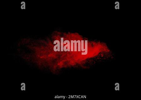 Rote Pulverexplosion auf schwarzem Hintergrund. Stockfoto
