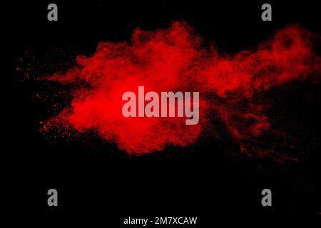 Rote Pulverexplosion auf schwarzem Hintergrund. Stockfoto