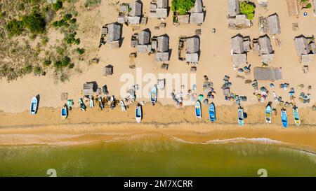 Holzhäuser in einem Fischerdorf an der Küste. Sri Lanka. Stockfoto