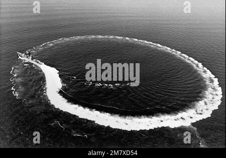 Hafenviertelansicht des geführten Raketenkreuzers USS TICONDEROGA (CG-47) bei Hochgeschwindigkeitsmanövern während Seeversuchen. Land: Golf Von Mexiko Stockfoto