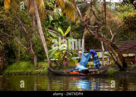 Allepy, Indien - 7. September 2012. Eine Indianerin macht ihr Kanu als schwimmendes Geschäft und verkauft ihre Produkte an die Leute von Channel Allepy Stockfoto