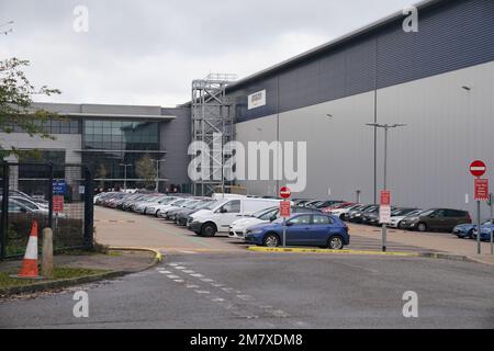 Amazon Versand Centre, Boundary Way, Hemel Hempstead, da die commpany Pläne zur Schließung von drei Lagern in Großbritannien und sieben Zustellstationen in einem Umzug bekannt gegeben hat, von dem mehr als 1.200 Aufträge betroffen sein werden. Bilddatum: Mittwoch, 11. Januar 2023. Stockfoto