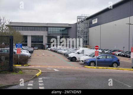 Amazon Versand Centre, Boundary Way, Hemel Hempstead, da die commpany Pläne zur Schließung von drei Lagern in Großbritannien und sieben Zustellstationen in einem Umzug bekannt gegeben hat, von dem mehr als 1.200 Aufträge betroffen sein werden. Bilddatum: Mittwoch, 11. Januar 2023. Stockfoto